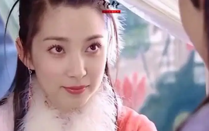 时光倒转至上世纪末,彼时的李冰冰凭借古装剧崭露头角,但距离一线明星