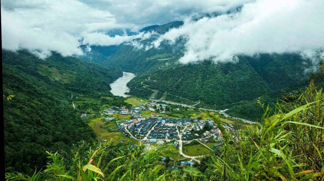 一条公路修了53年?_墨脱县_湖水_峡谷