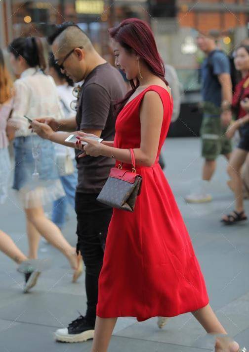 原创一袭红色连衣裙搭配红色头发端庄优雅气质十足