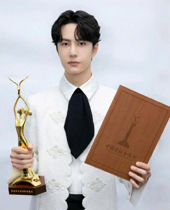 手接漱口水,五把伞遮光,天价片酬的明星有多高贵_流量_龚俊_时候