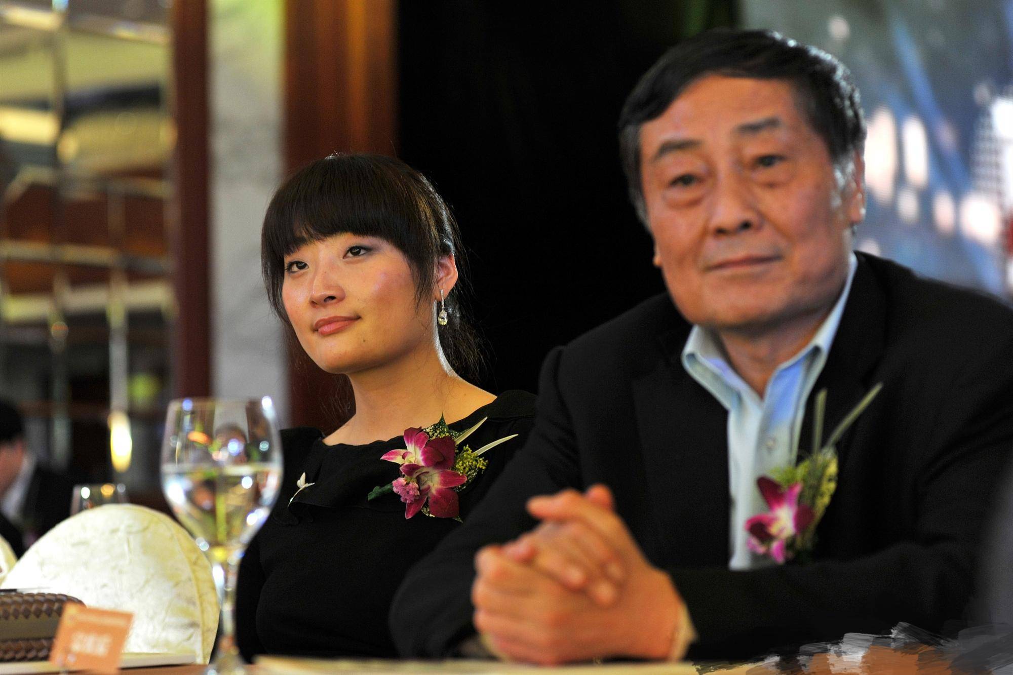 宗庆后逝世,娃哈哈前代言人王力宏登热搜,去年演唱会仍喝娃哈哈