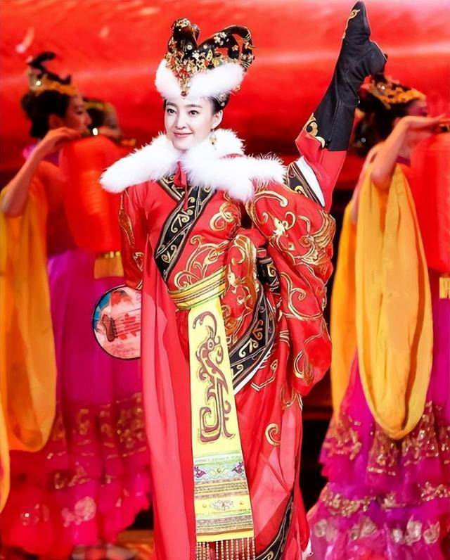 王丽坤首登央视春晚与乔振宇八年情缘闪耀全场却遭网友质疑