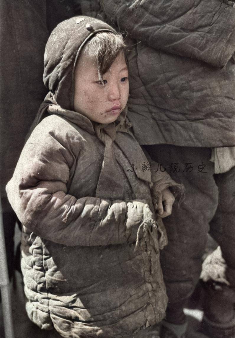 原创直击心灵的1942河南大饥荒彩色老照片孤儿被扔在路边眼泪哭干