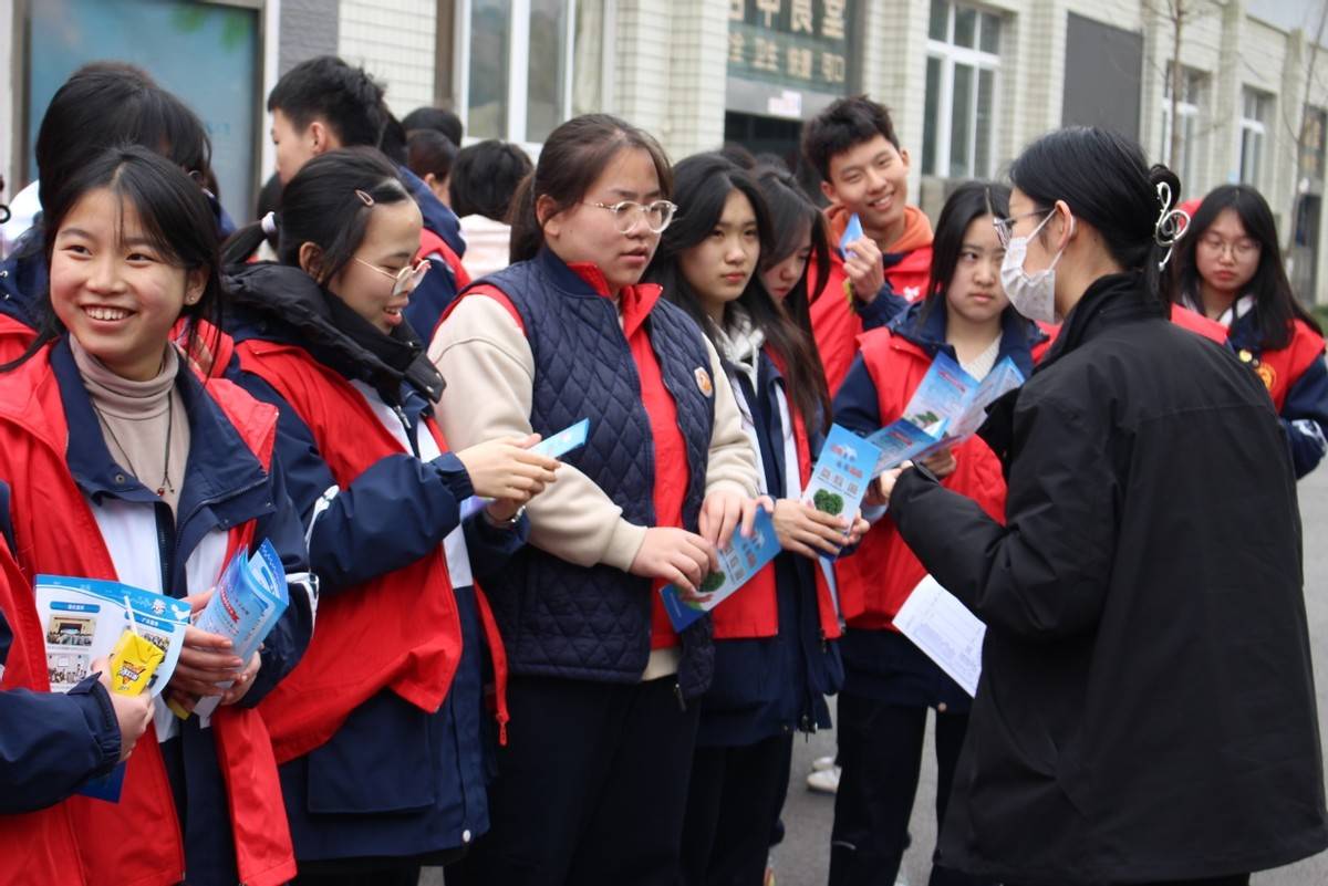 龙行龘龘启新程扬帆追锋向未来成都市洛带中学校开展学雷锋系列活动