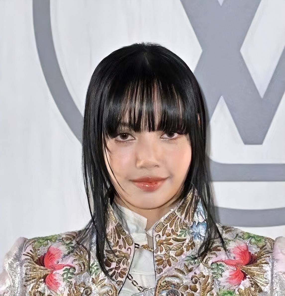 衣服选的失败也就罢了看看lisa的发型和妆容更是灾难