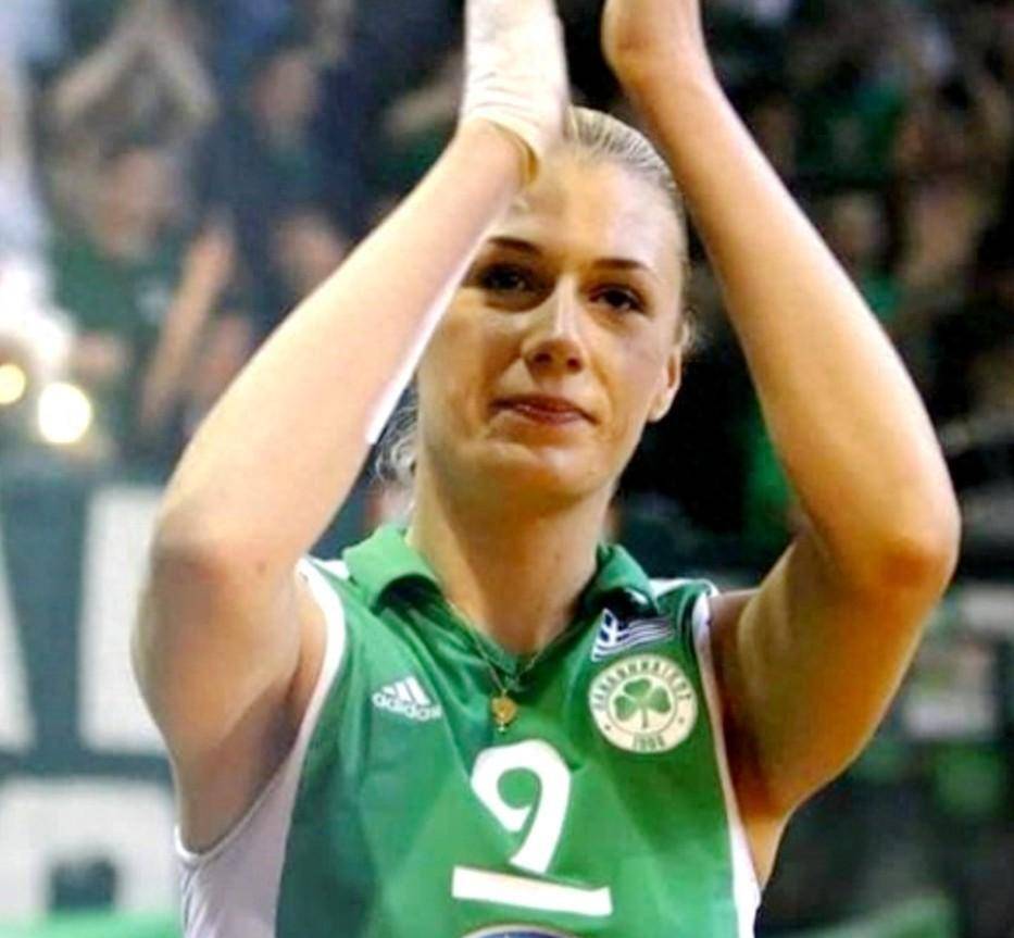 上半场他代表祖国罗马尼亚,下半场他改变国籍代表希腊.