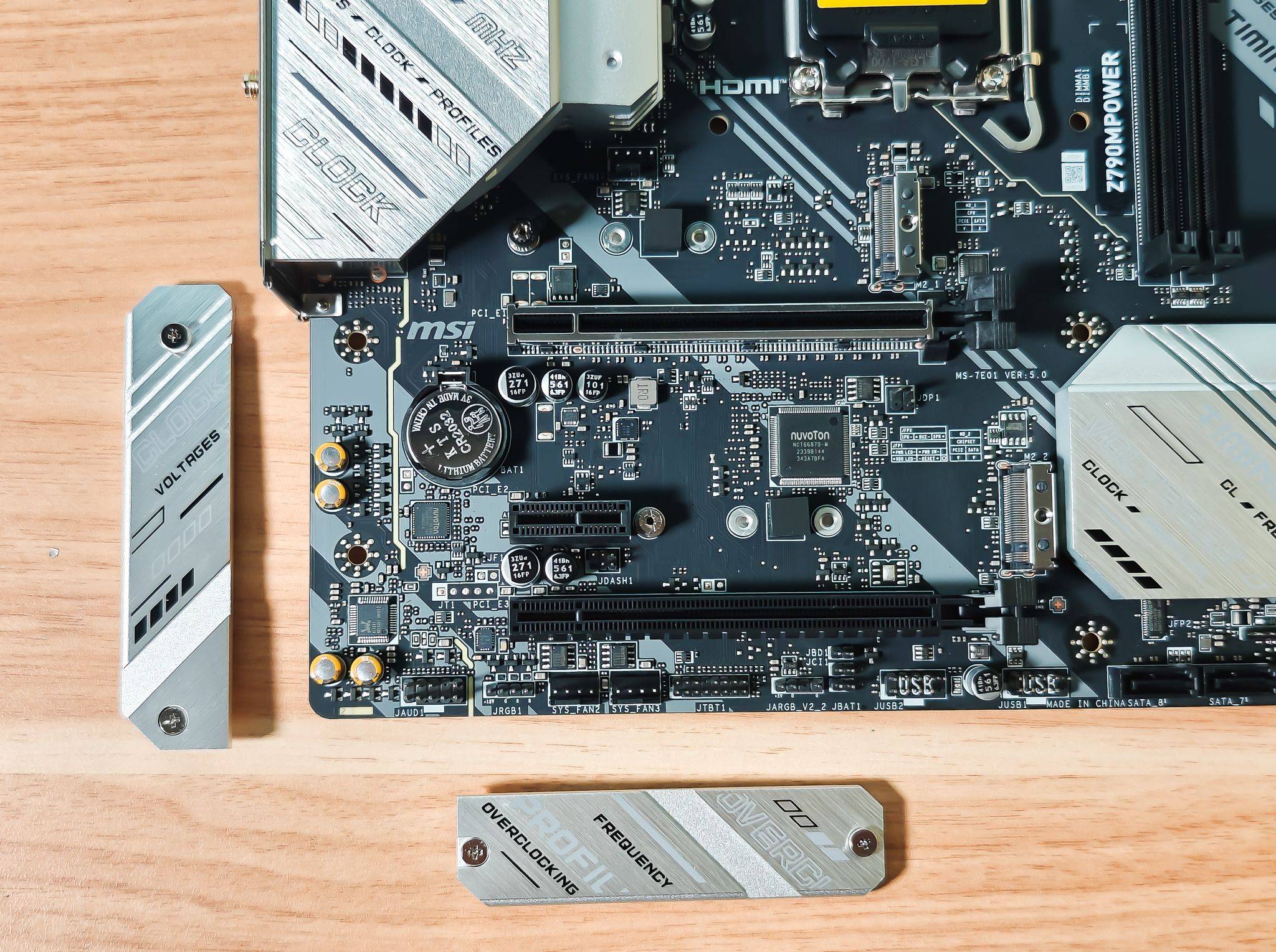 而在主板的下侧边,除了前置面板接口外,还有2个sata接口,2个usb2.