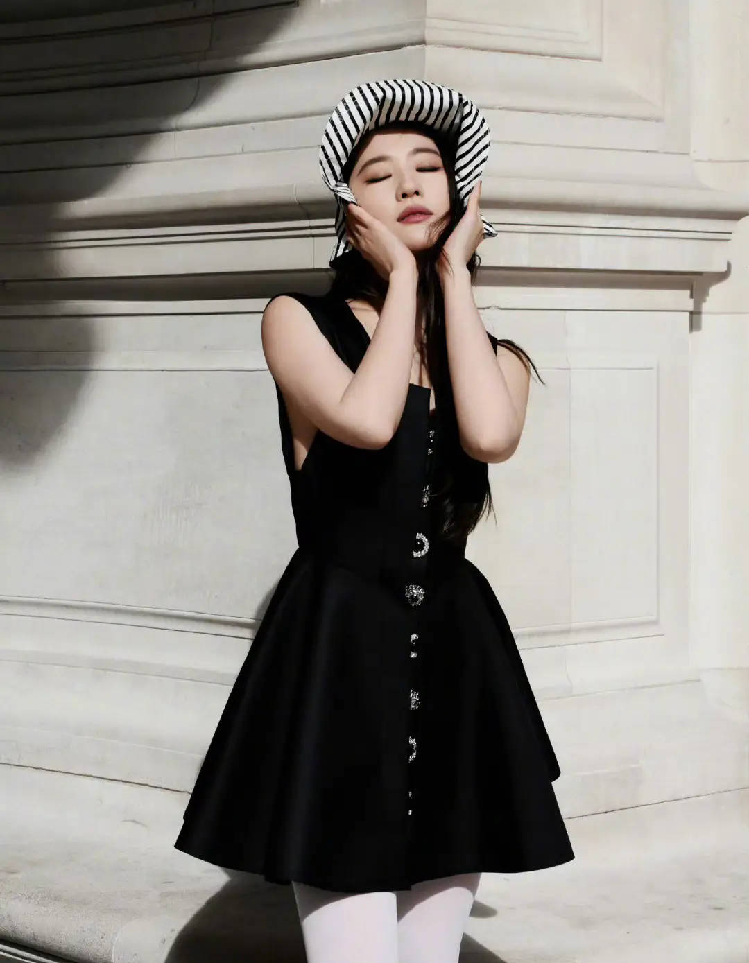 刘亦菲黑裙白袜造型欧式复古 搭配条纹帽俏皮佳丽-搜狐大视野-搜狐新闻