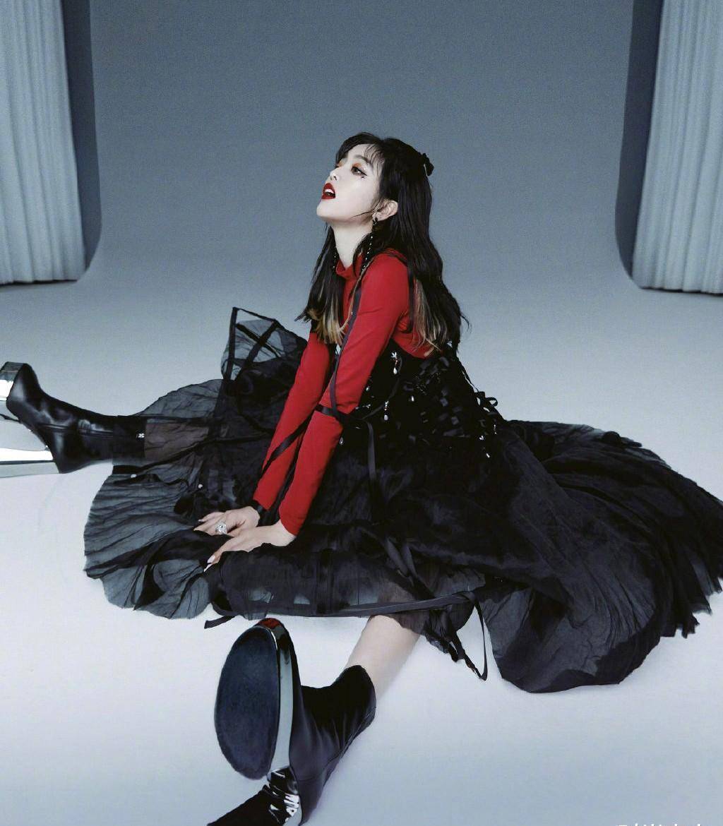 吴宣仪写真照曝光,穿牛仔拼接纱裙大秀美腿,配白t变清新少女