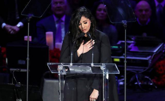 36岁瓦妮莎不再时尚!一袭黑裙变身知性妈妈,科比果然没有娶错她_一身_