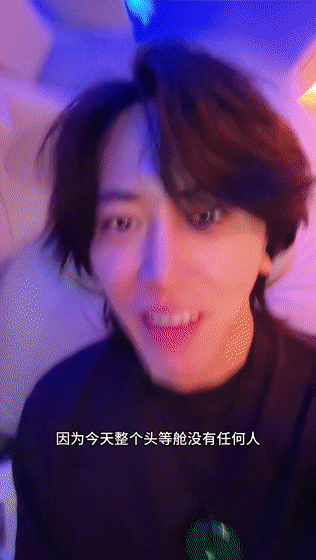 准备就绪,早晨六点的早班机出发,王红权星和助理凯哥承包了头等舱