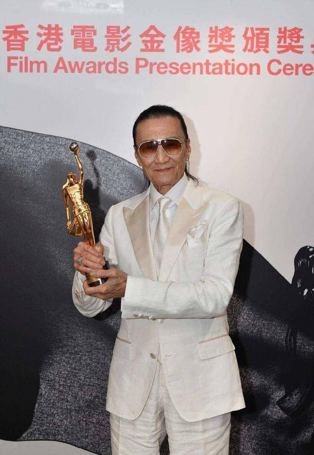 原创83岁谢贤活成男人榜样穿工装衫精神抖擞健硕身材引迷妹尖叫