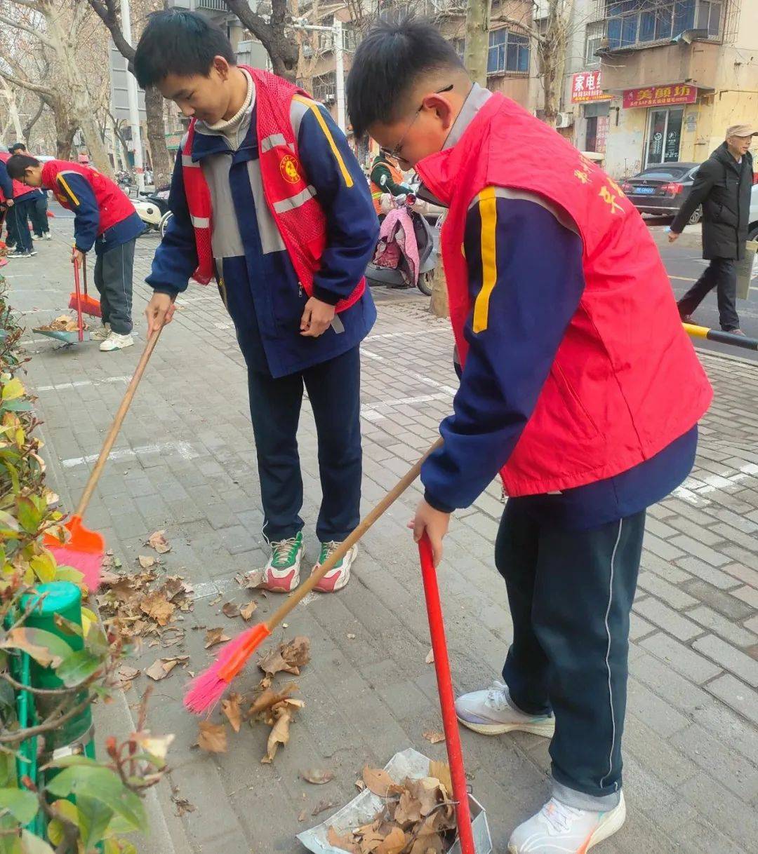 学生志愿打扫街道图片图片