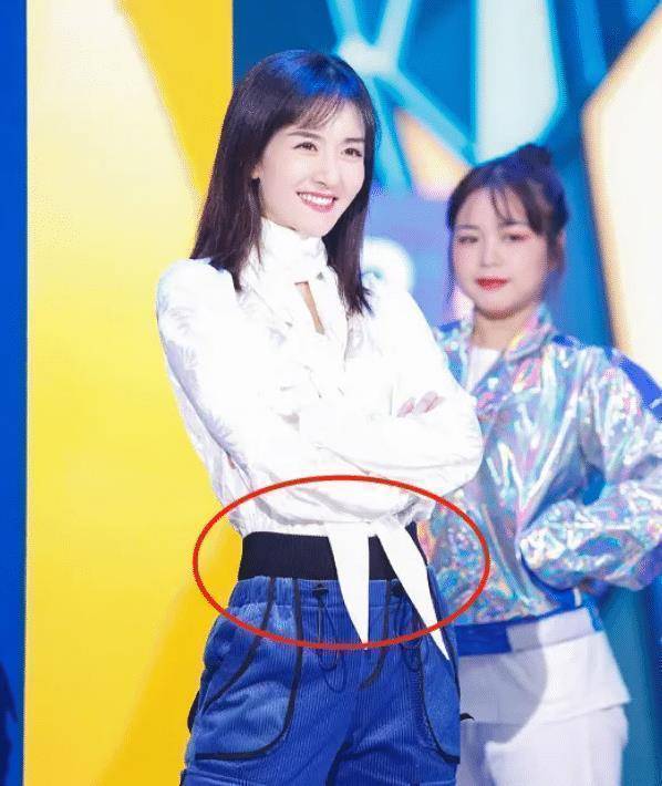 原创有一种特殊叫谢娜的时尚故意把秋裤露出来却不小心凹出水蛇腰