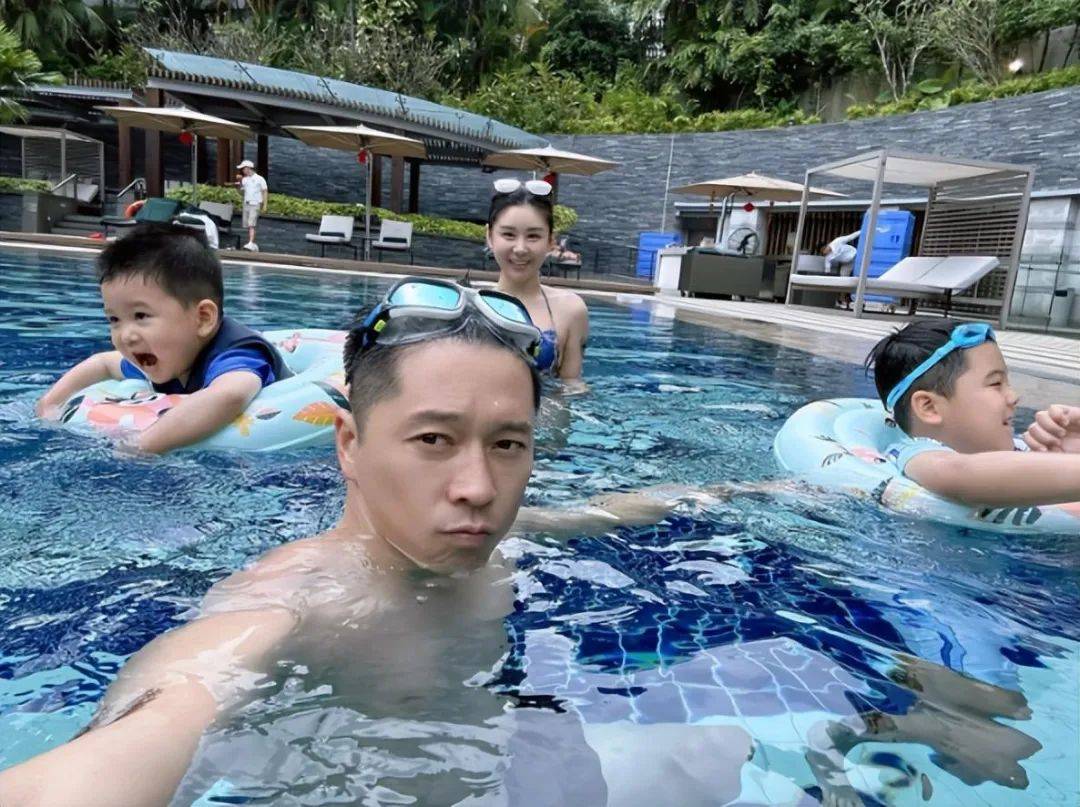 原创38岁辣妈李小萌穿泳衣潜泳王雷霸气入镜夫妻恩爱羡煞旁人