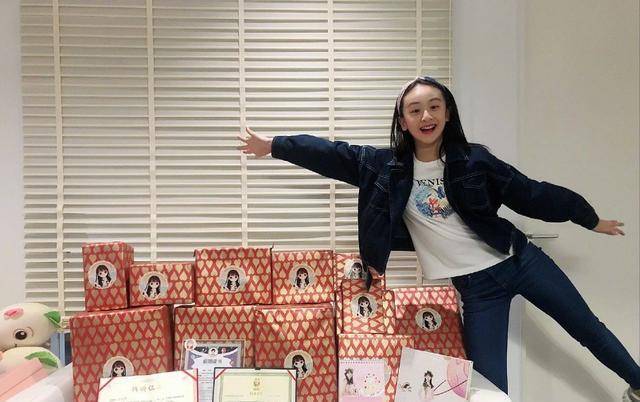 田亮女儿cindy的12岁生日照穿浅灰色薄纱裙化身甜橙女孩