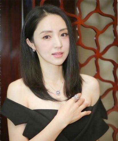 原创董璇晒女儿小酒窝近照穿牛仔裙扎丸子头太可爱简直萌翻了