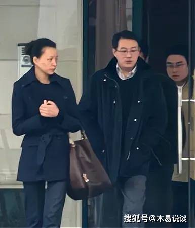 董卿嫁给了富商密春雷为妻,不过前几年曝出她的老公遭遇财务危机,因为
