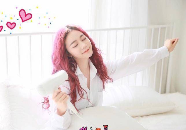 原创火箭少女女王节晒照杨超越睡衣软萌可爱sunnee素颜意外抢镜