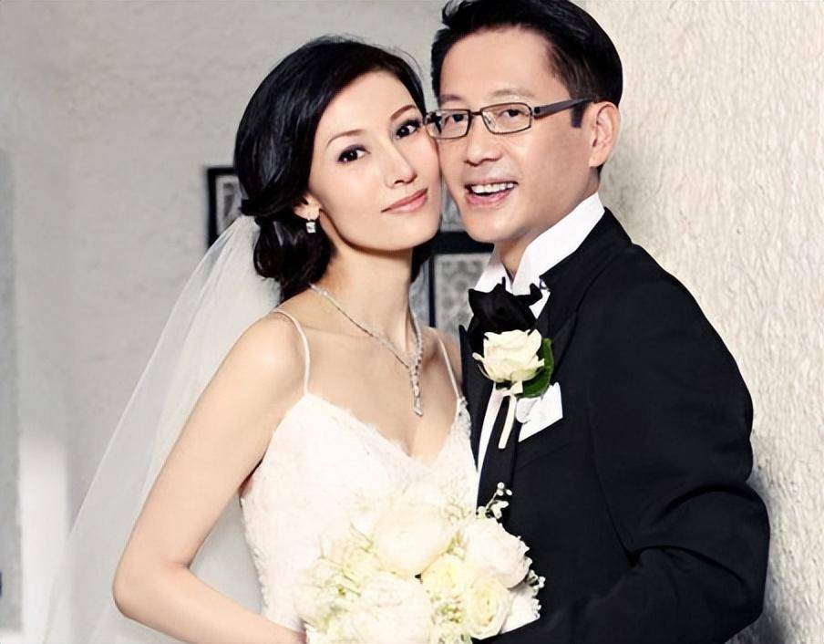 与李嘉欣的感情关系,何超琼选择在公众场合频繁展示与前夫的亲密关系