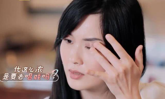 原创吴尊给老婆化妆有谁注意林丽吟的化妆包这才是富太太的体面