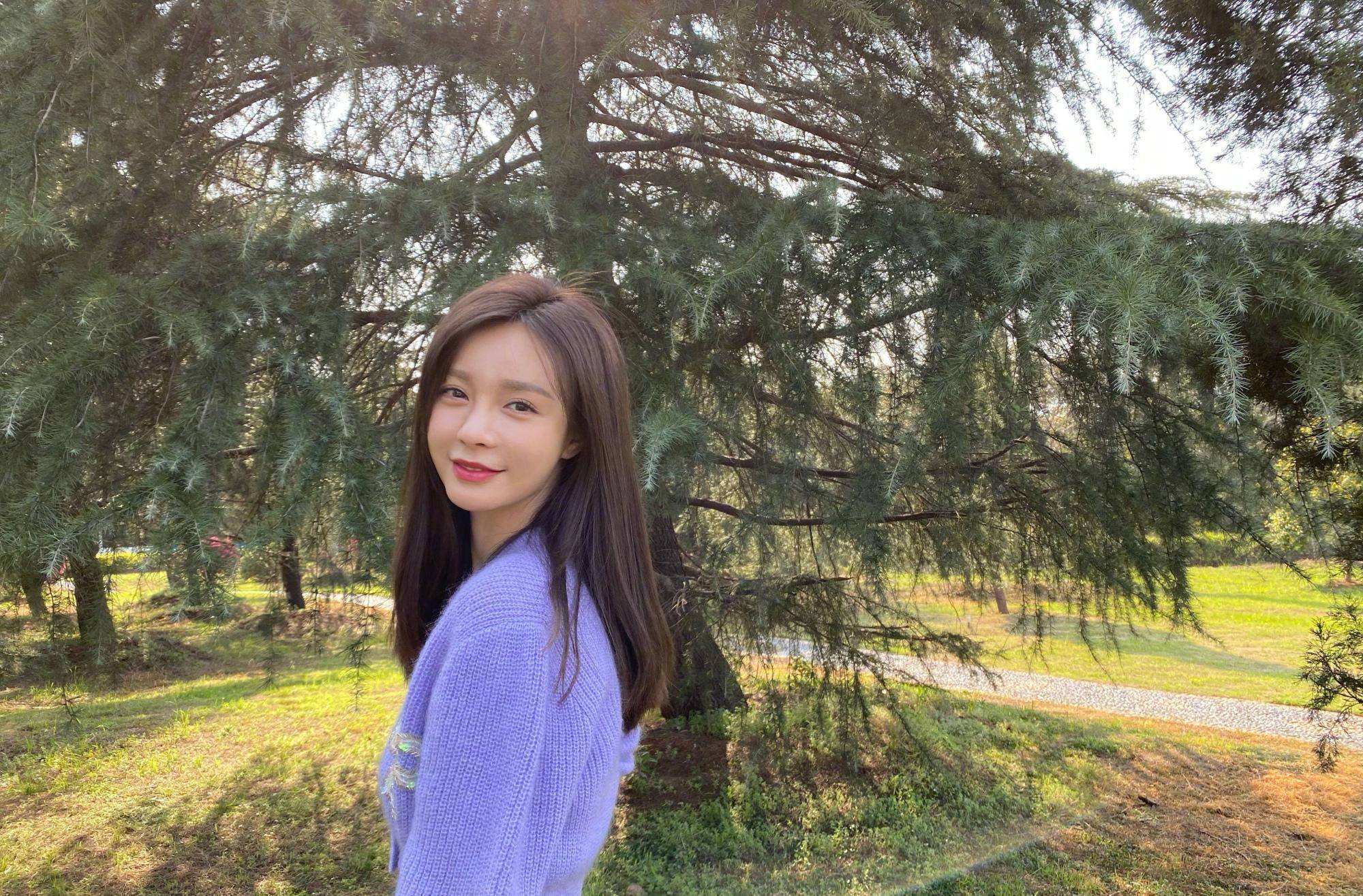 原创沈梦辰晒春游照薰衣草紫针织衫搭牛仔裤清新甜美30岁像18岁