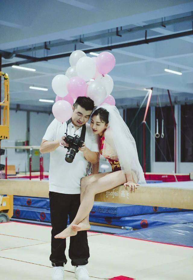 原创何雯娜参加婚前21天爆光体操服婚纱照演绎不一样的爱情