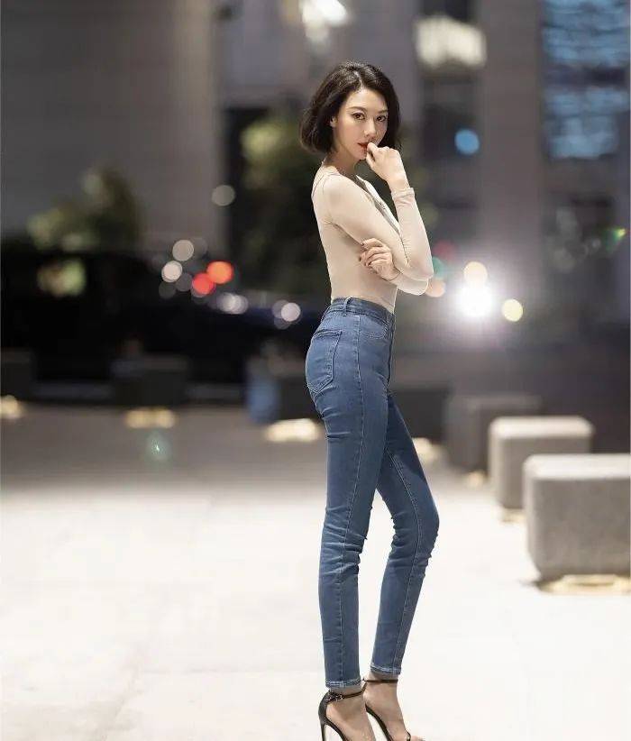 原创牛仔裤高跟鞋175模特身材成为夜晚街边最亮的星