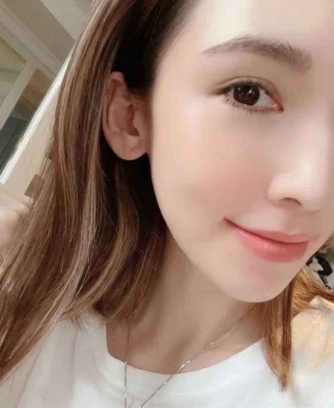 原创林志颖小10岁妻子晒照皮肤水美红润36岁的脸像小姑娘