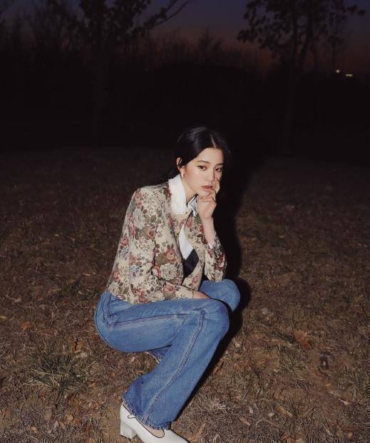 原创欧阳娜娜解锁拍照新技巧黑t恤配健美短裤和洗衣机合照好酷