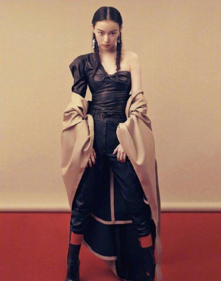 而倪妮上半身穿着黑色皮衣,单肩的设计打破了整体造型强烈的包裹感