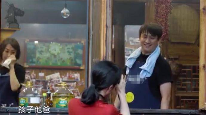 孙莉忙完工作深夜回家,黄磊给她做了油鸡枞酸辣面_小厨_早餐_多多