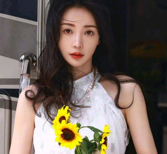 后来转战影视圈,出演电视剧电影,例如不二神探》,梦华录》等等
