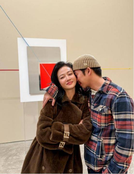 恭喜40岁谭卓官宣恋情男友是演员章宇两人亲吻照曝光