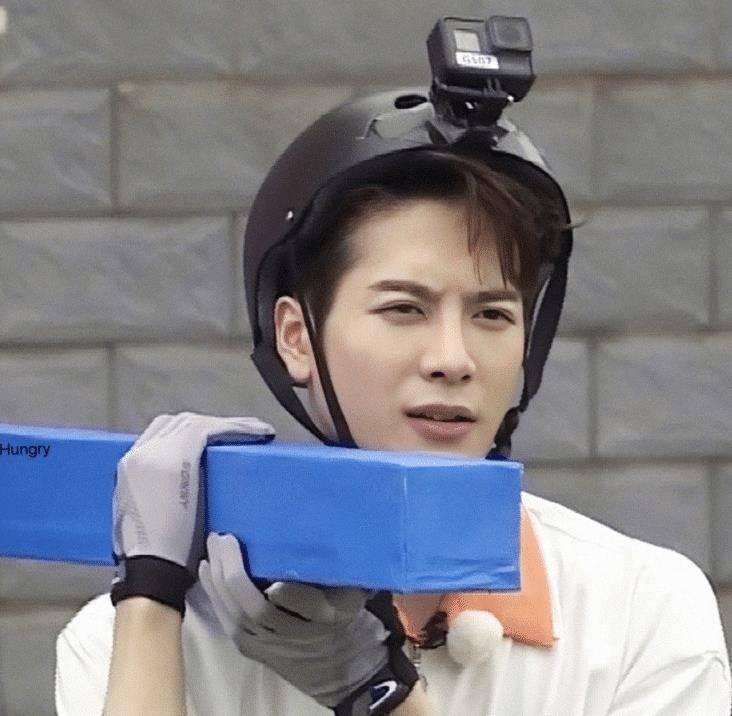 嘉宾名牌,画面切换到名牌,"现男友"名牌却很吸睛_节目_王嘉尔_李现