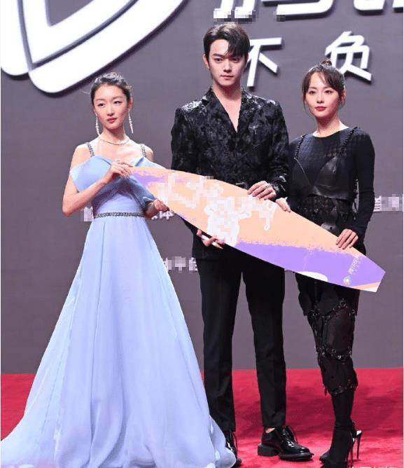 原创周冬雨出席活动瘦成纸片人身材矮小难撑拖地长裙有70斤吗