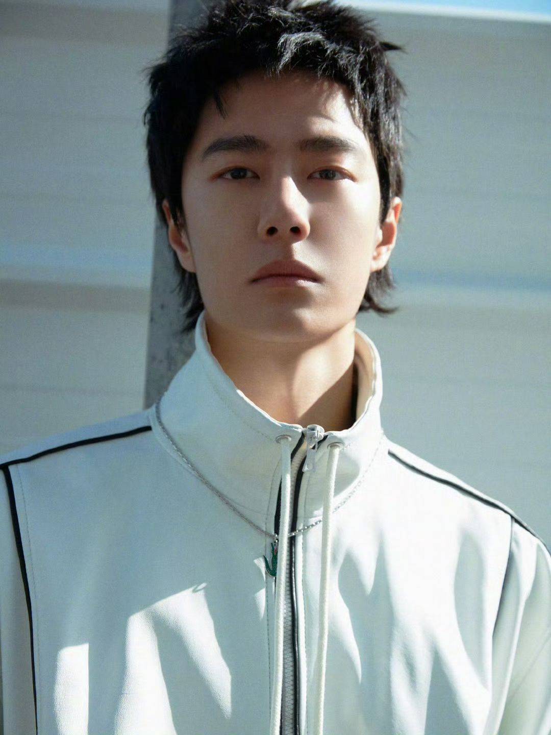 都说人靠衣装,但衣服也需要合适的人驾驭,王一博的这张脸就是最时尚的