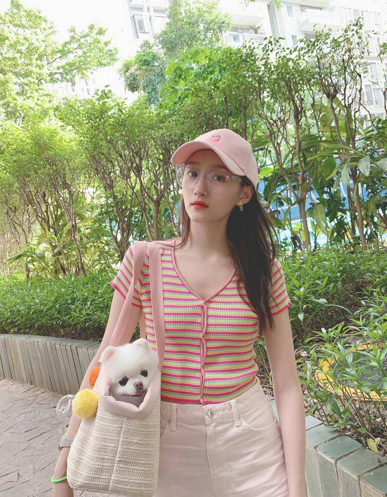 看过你……疯狂点头的原来是他>关晓彤身穿彩虹针织衫搭配牛仔短裤