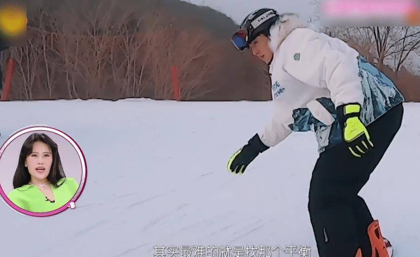 原创张新成滑雪摔倒在地王鸥主动解围不料被大老师逗笑了