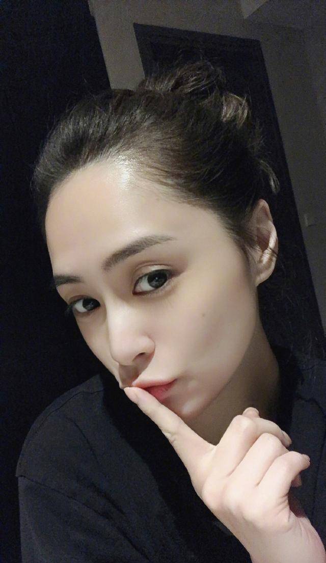 原创阿娇彻底放开了关掉滤镜玩自拍一次连发18张咬嘴撩发太诱人