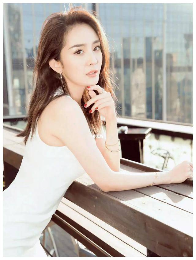 杨幂:从荧屏女神到全能艺人,她的华丽转身令人赞叹不已.