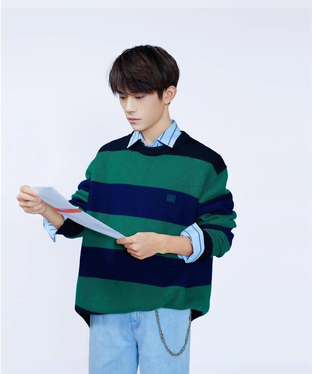 原创易烊千玺写真照曝光穿衬衫配绿色针织衫清新活力似大学校草