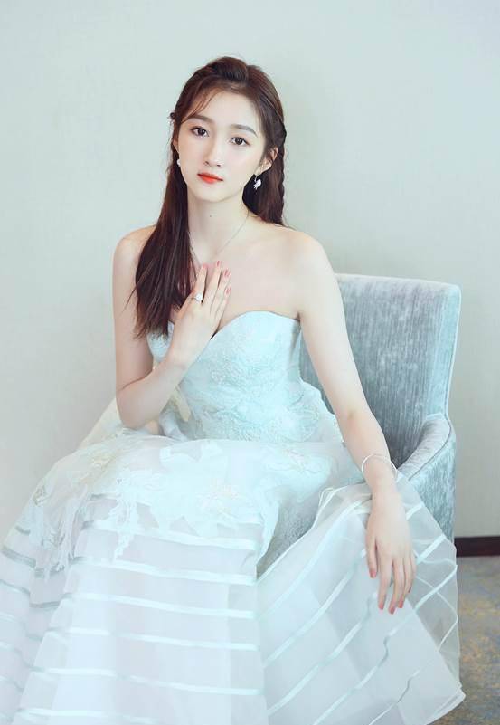 原创顶流女友的颜值天花板关晓彤晒照肤白貌美大长腿一样不缺