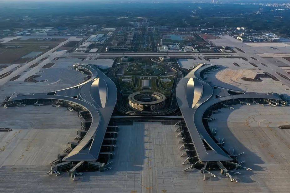 成都天府国际机场,一期建成"两纵一横"3 条跑道,71 万平方米的航站楼
