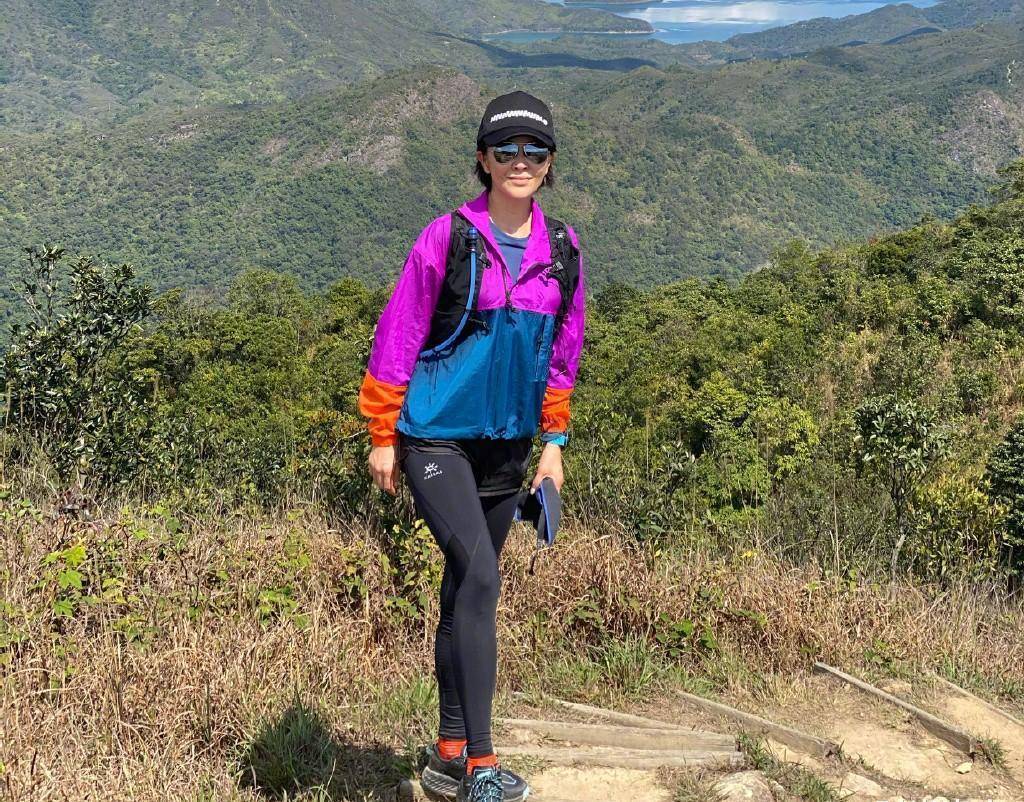 65岁刘嘉玲近照放出,身穿撞色运动风套装出镜,网友:真不服老_设计_黑