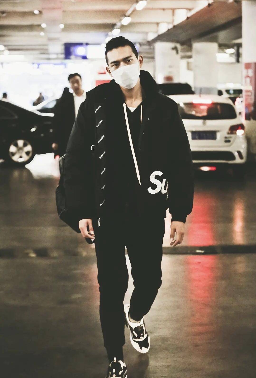 原创李现宅家任凭胡子疯长晒素颜照营业刮掉胡子清新帅气