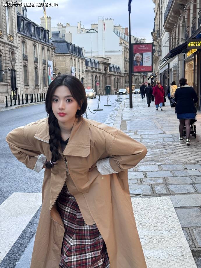 原创杨超越巴黎美疯了带火了风衣搭配复古格子背带裙麻花辫复古又少女