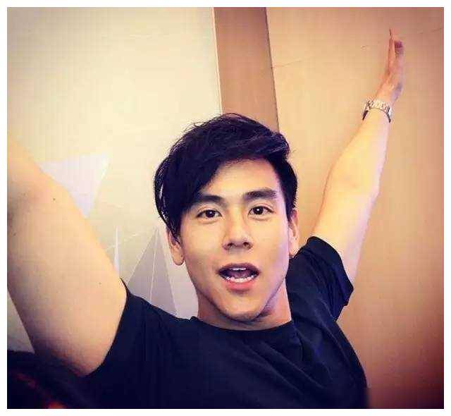 彭于晏神秘日本游伴曝光生图老10岁美颜不再网友热议