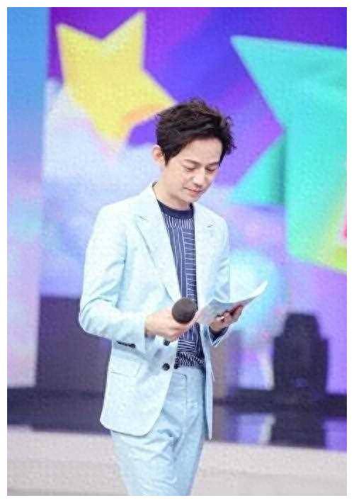 何炅49岁大改造长发狼尾灰美瞳撞脸多位男星网友乐疯了