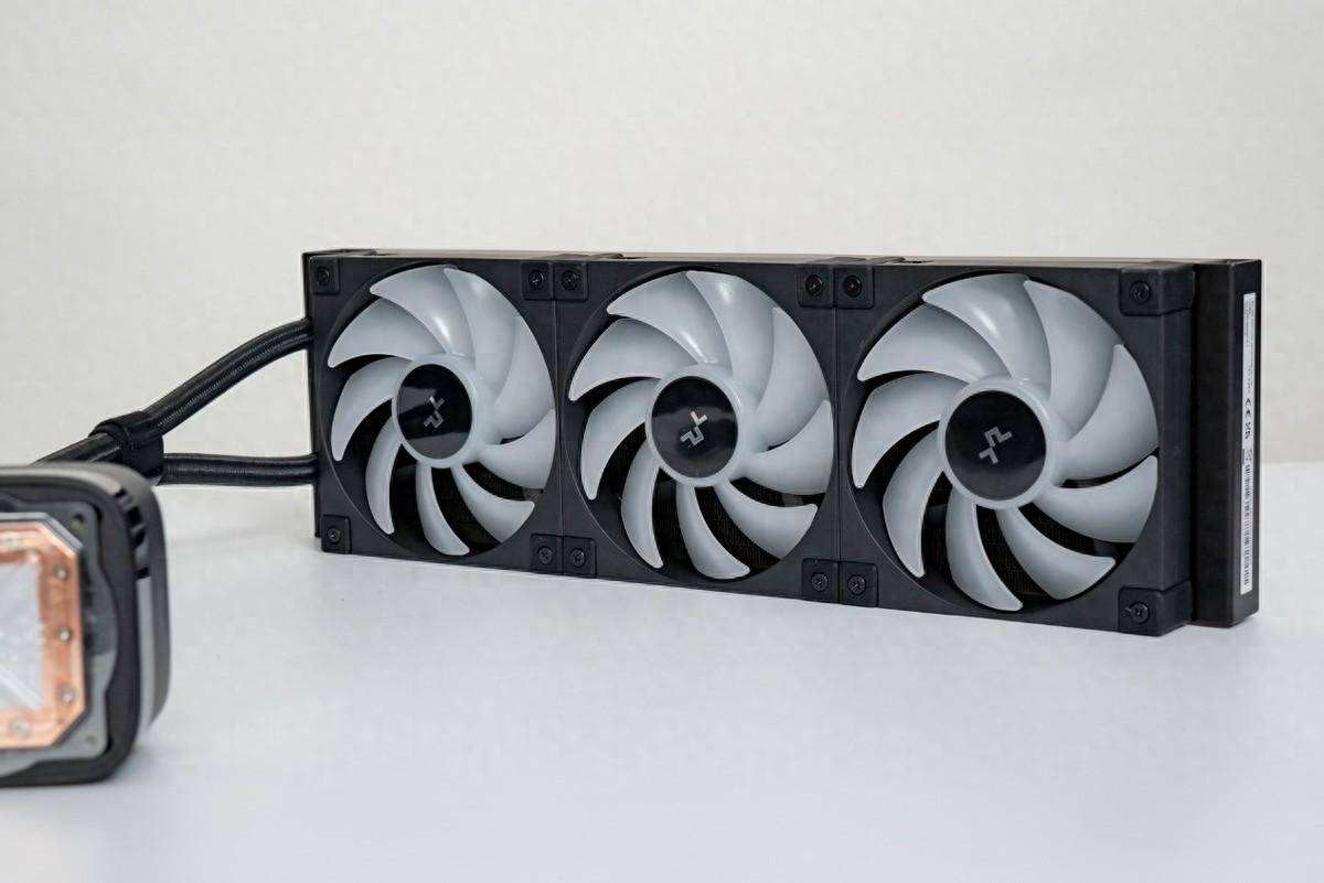 原创简约低调的高性能一体式水冷九州风神冰堡垒360数显版体验